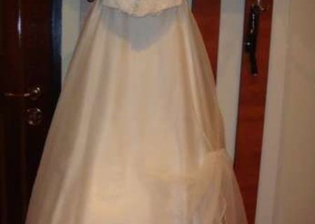 Rochie mireasa +accesorii Rochie mireasa +accesorii