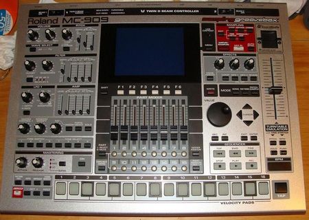 Roland MC 909 Sampling Groovebox