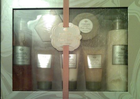 ROYAL JELLY - PURE HONEY - INDULGENCE SET - Ingrijire Personala ROYAL JELLY - PURE HONEY - INDULGENCE SET - Ingrijire Personala