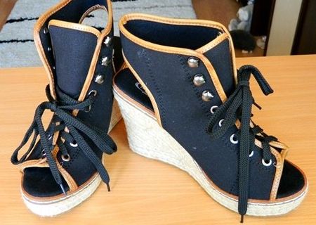 Sandale cu platforma