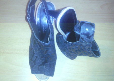 sandale negre cu toc