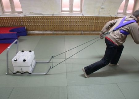 sanie de antrenament cu bidoane de apa sanie de antrenament cu bidoane de apa