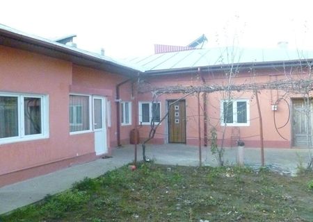 Schimb casa rahova cu ap 2 camere + diferenta !