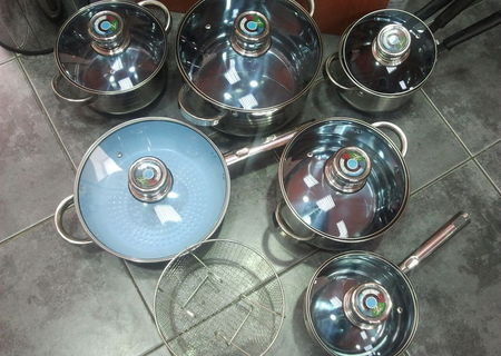Set 5 vase inox cu tigaie ceramica si capace de sticla Set 5 vase inox cu tigaie ceramica si capace de sticla
