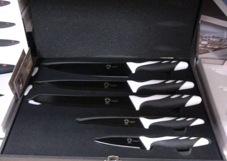 Set cutite 5pcs colorate suport lemn Set cutite 5pcs colorate suport lemn