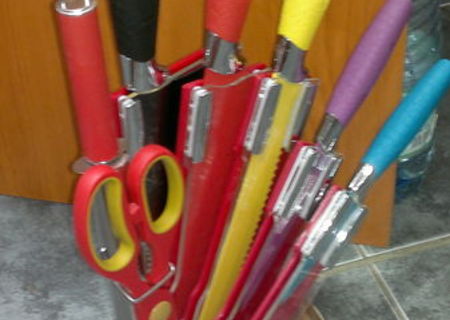 Set cutite colorate cu suport