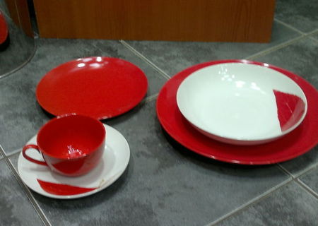 set portelan alb cu rosu