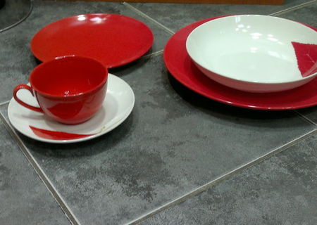 set portelan  rotund rosu