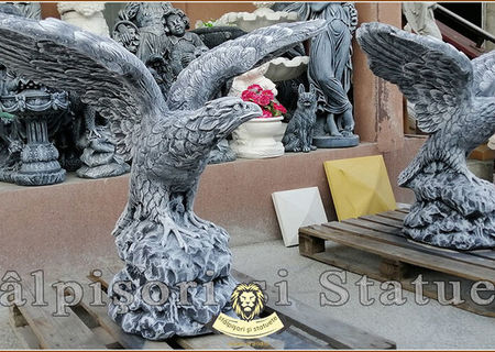 Set statuete vulturi pe stanca din beton model S35. Set statuete vulturi pe stanca din beton model S35.