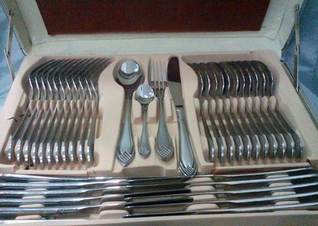 Set tacamuri 12 persoane argintiu la geanta maro Set tacamuri 12 persoane argintiu la geanta maro