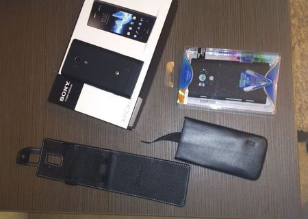 Sony Xperia Acro S negru + 3 tipuri de huse + 1 folie ecran Sony Xperia Acro S negru + 3 tipuri de huse + 1 folie ecran