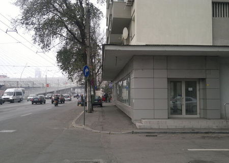 Spatiu comercial de inchiriat 256mp , fost sediu de banca Spatiu comercial de inchiriat 256mp , fost sediu de banca