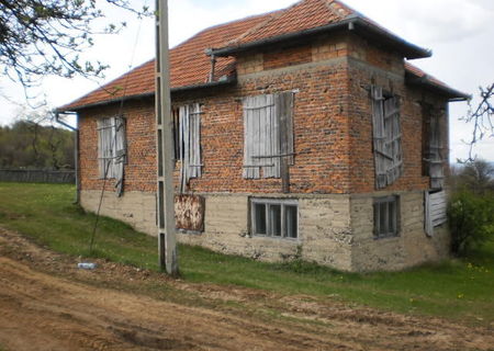 Teren cu casa in rosu cu suprafata de 1,6 ha