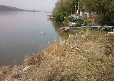Teren pe malul Dunarii