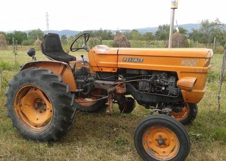Tractor Fiat cu cositoare Tractor Fiat cu cositoare