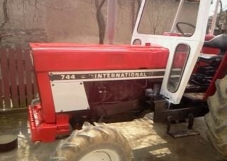 tractor international 744