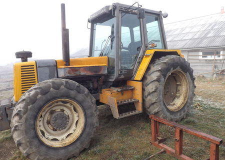 Tractor Renault 145.14, an 89