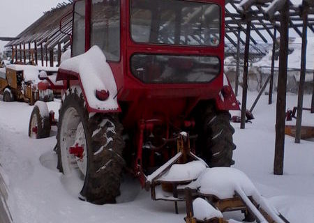 tractor u650,semanatoare,plug ,disc si remorca