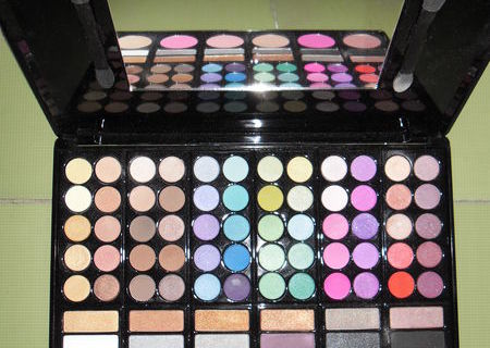 Trusa de machiaj profesionala!