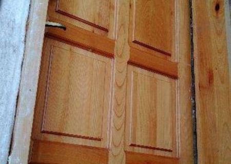 Uşă de exterior din lemn de cireş.
