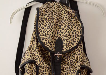 Un rucsac leopard din BERSHKA, stare ca nou.