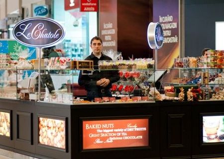 Utilaje fasfood &raquo; Stand comercial din lemn super finisat, super lucios