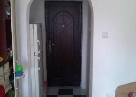Vand (17.500) schimb garsoniera cu ap.2/3 camere