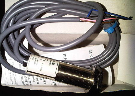 Vand 2 buc senzori omron E3F2-DS30B4-M 2M Vand 2 buc senzori omron E3F2-DS30B4-M 2M