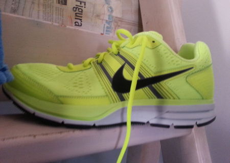 vand adidasi nike