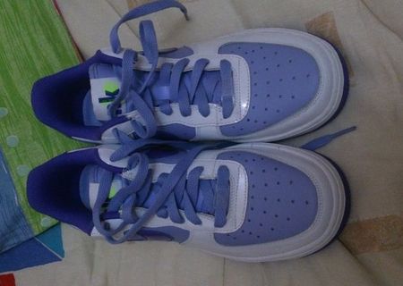 Vand adidasi Nike noi