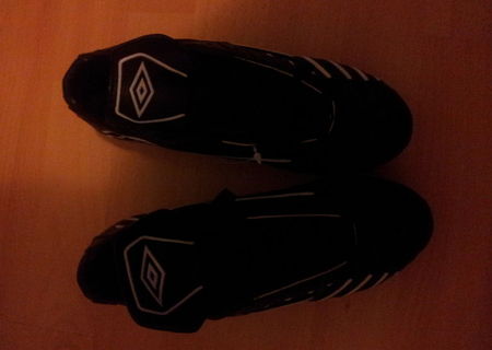 vand adidasi umbro ptr fotbal