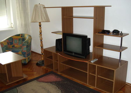 vand ap.2 camere zona Unirii intr-un bloc cu o structura ireprosabila