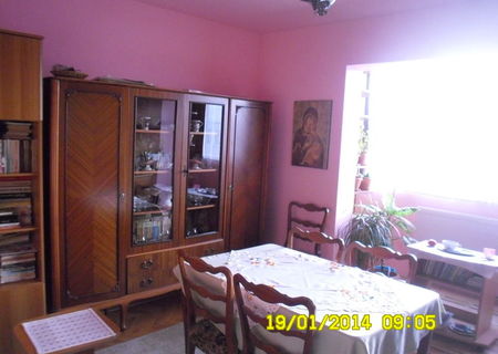 vând ap. cu 3 camere vând ap. cu 3 camere