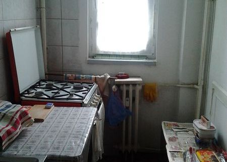Vand apartament 2 camere semidecomandat, liber, et. 4 din 10, in bloc reabilitat