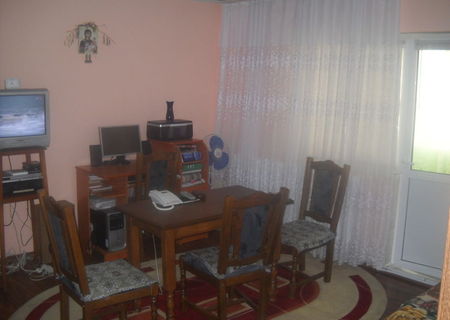 Vand apartament 2 camere(vizavi scoala veche). Merita  vazut !