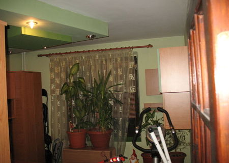 vand apartament 3 cam rahova