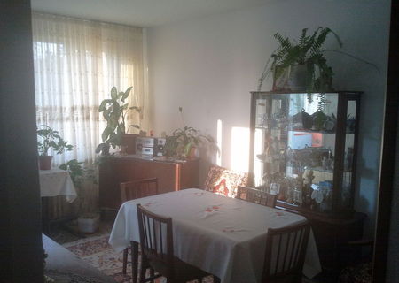 vand apartament 3 camere decomandat