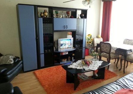 vand apartament 3 camere decomandat.