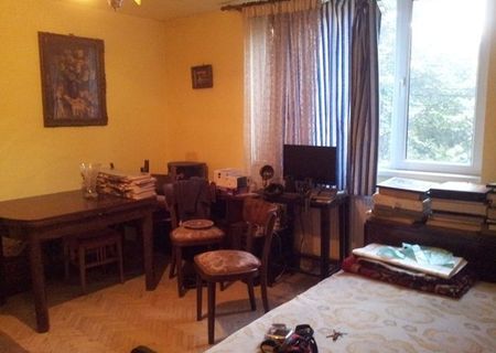 Vand apartament 3 camere + garaj, central