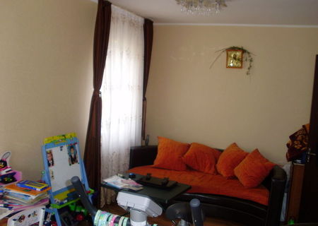 vand apartament 3 camere Pitesti
