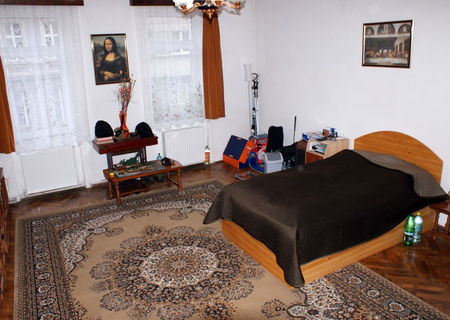 Vand apartament 3 camere semidecomandat la casa