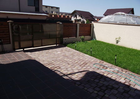 Vand apartament cu 2 camere in vila cu curte personala 70 mp