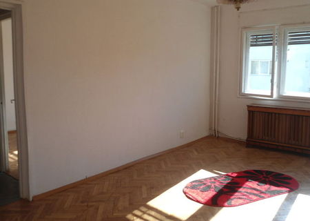 Vand apartament cu 4 camere in zona linistita si curata Vand apartament cu 4 camere in zona linistita si curata
