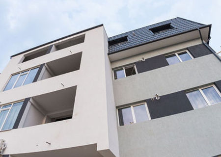 Vand apartament decomandat, foarte spatios, ideal compartimentat. Imobilul este localizat in zona de Sud a Bucurestiului, la numai cateva minute distanta de statia de metrou Dimitrie Leonida.  Zona beneficiaza de infrastructura completa, centre comerciale,