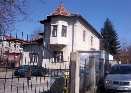 vând apartament în casă tip vilă