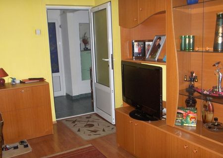 vand apartament sau schimb cu casa