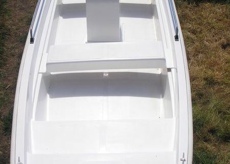 vand barca trimaran tip Boston Whaler