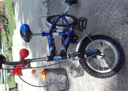 Vand bicicleta albastră de copii pana in 6  ani
