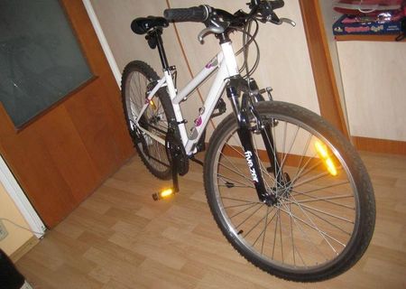 Vand Bicicletă Rockrider 5.0 Damă B'TWIN, marime S, aproape noua! Vand Bicicletă Rockrider 5.0 Damă B'TWIN, marime S, aproape noua!