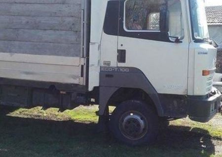 vând camion Nissan 3.5 t detarat